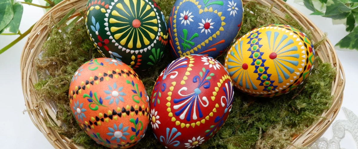 Pisanki na Wielkanoc – historia malowania jajek i najlepsze techniki
