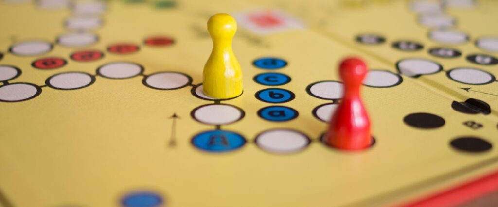 Gry planszowe łączące pokolenia. Zestawienie 12 gier dla Dziadków, Wnuków i Całej Rodziny